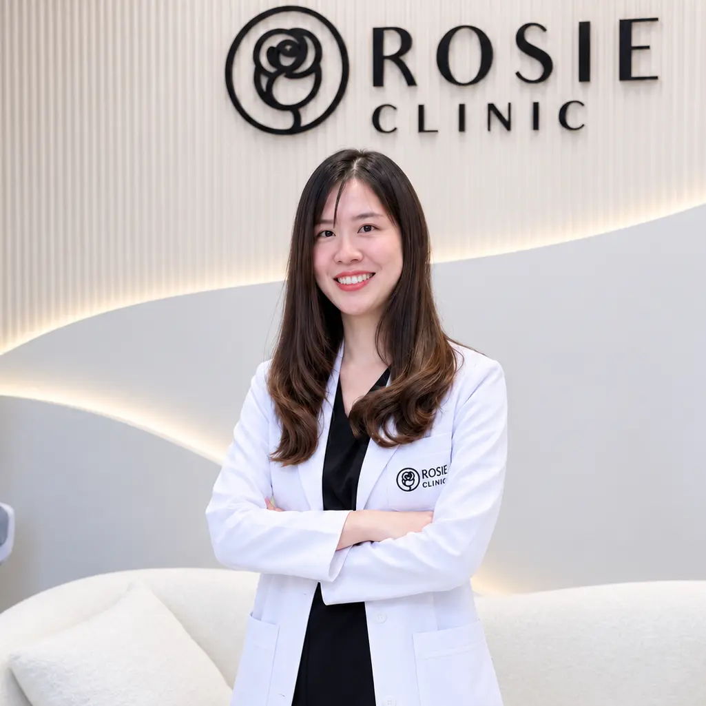 ภาพ หมอพลอย ทีมแพทย์ Rosie Clinic